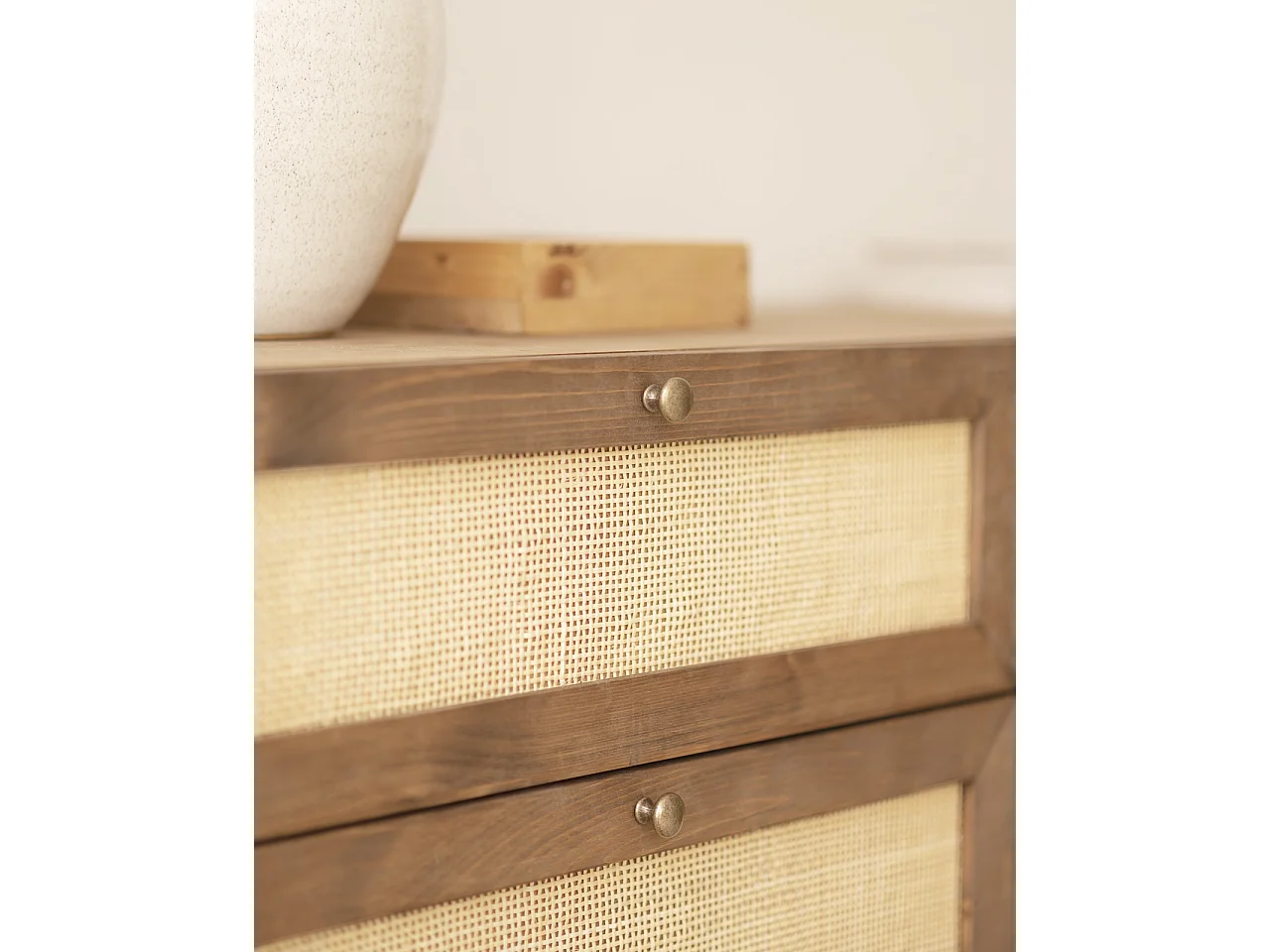 Cómoda de madera maciza y rafia con seis cajones en tono roble oscuro de 76x120cm - FRIDA - DECOWOOD