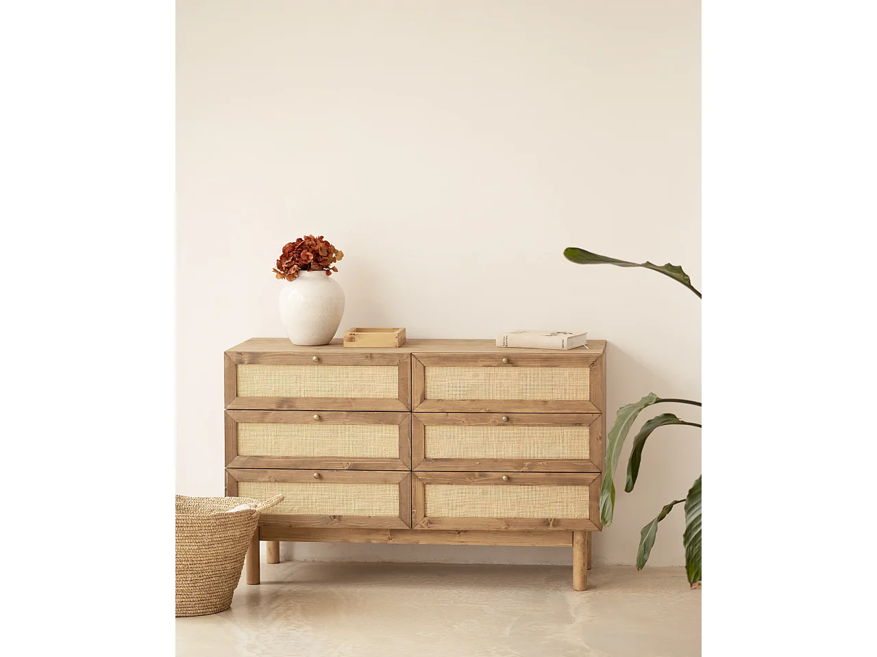 Cómoda de madera maciza y rafia con seis cajones en tono roble oscuro de 76x120cm - FRIDA - DECOWOOD