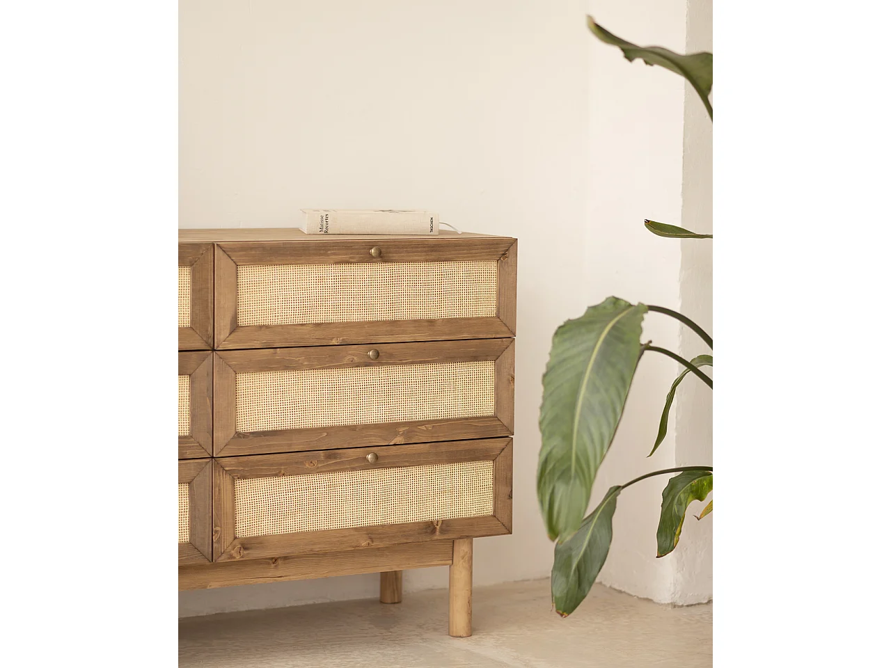 Cómoda de madera maciza y rafia con seis cajones en tono roble oscuro de 76x120cm - FRIDA - DECOWOOD