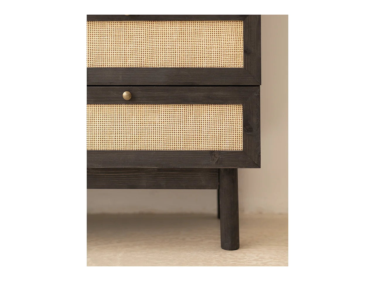 Commode en bois de sapin et raphia 6 tiroirs noir 76x120cm - FRIDA - DECOWOOD