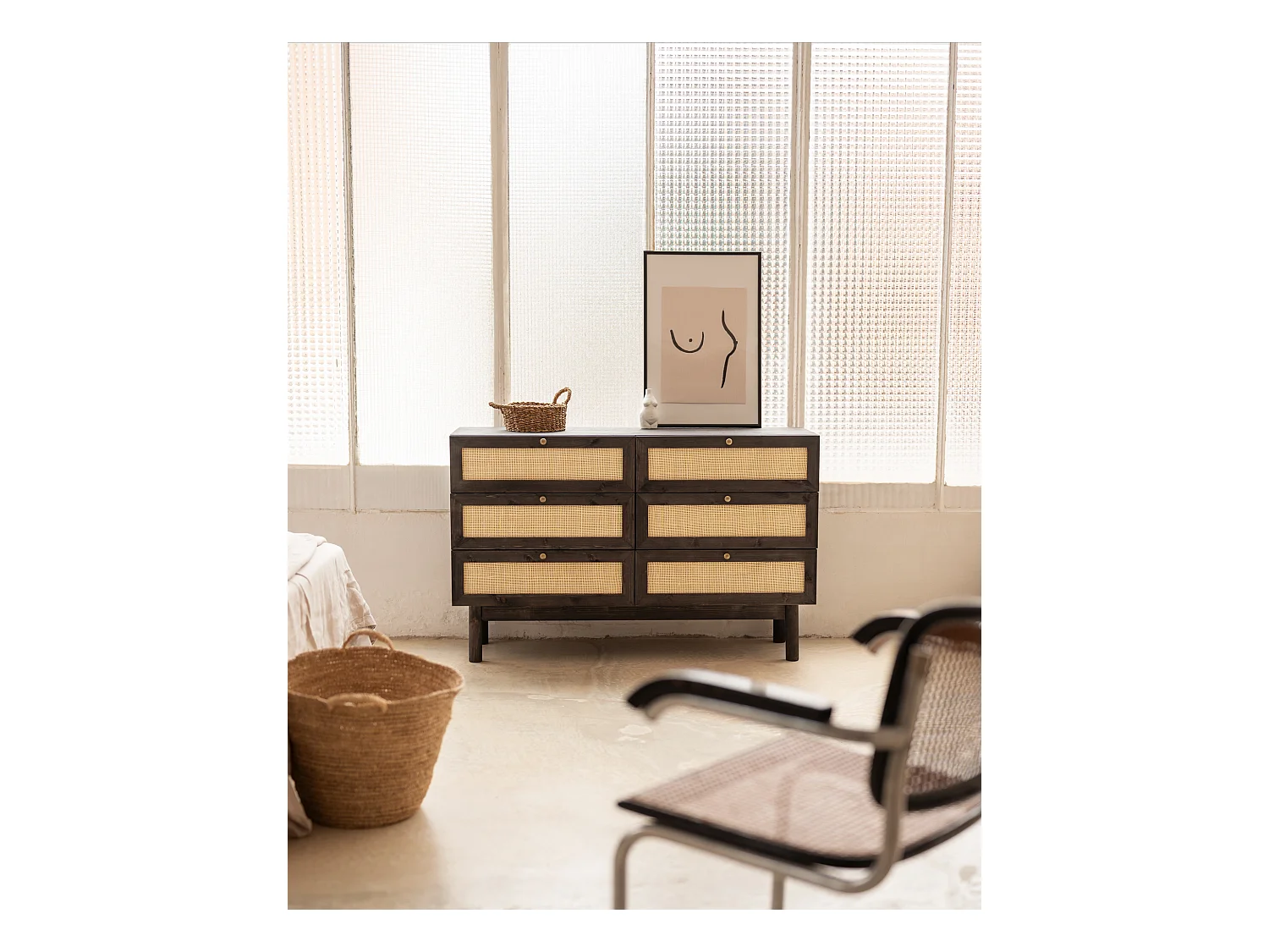 Commode en bois de sapin et raphia 6 tiroirs noir 76x120cm - FRIDA - DECOWOOD