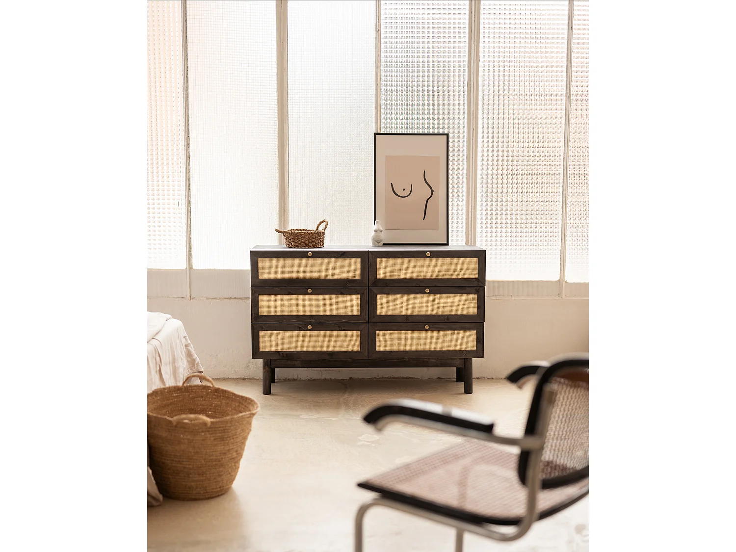 Cómoda de madera maciza y rafia con seis cajones en tono negro de 76x120cm - FRIDA - DECOWOOD