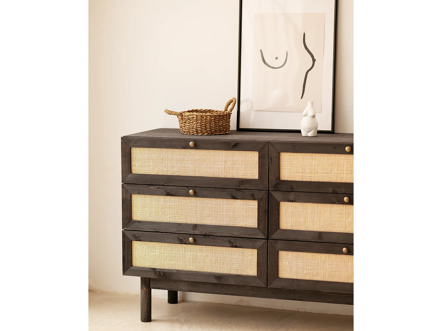 Cómoda de madera maciza y rafia con seis cajones en tono negro de 76x120cm - FRIDA - DECOWOOD