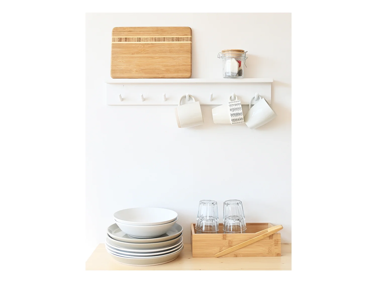 Colgador de pared de madera maciza en tono blanco de 61x9,5cm - KATE - DECOWOOD