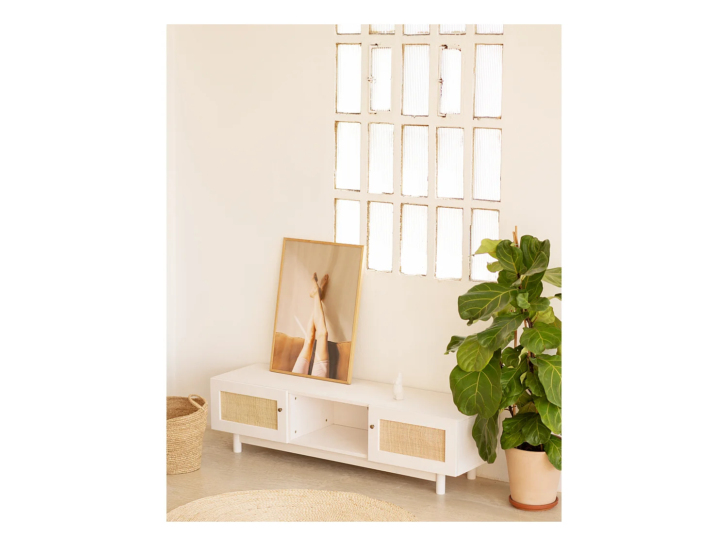 Meuble TV en bois de sapin et raphia avec 2 portes en blanc 150x40cm - FRIDA - DECOWOOD