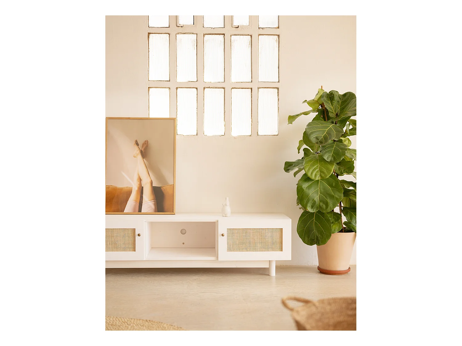 Meuble TV en bois de sapin et raphia avec 2 portes en blanc 150x40cm - FRIDA - DECOWOOD