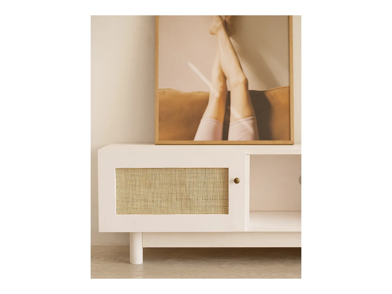 Meuble TV en bois de sapin et raphia avec 2 portes en blanc 150x40cm - FRIDA - DECOWOOD