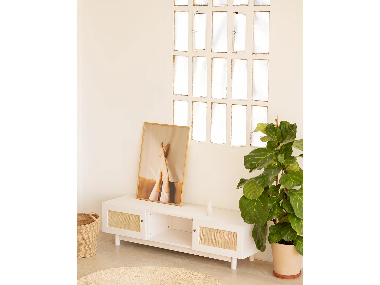 Meuble TV en bois de sapin et raphia avec 2 portes en blanc 150x40cm - FRIDA - DECOWOOD