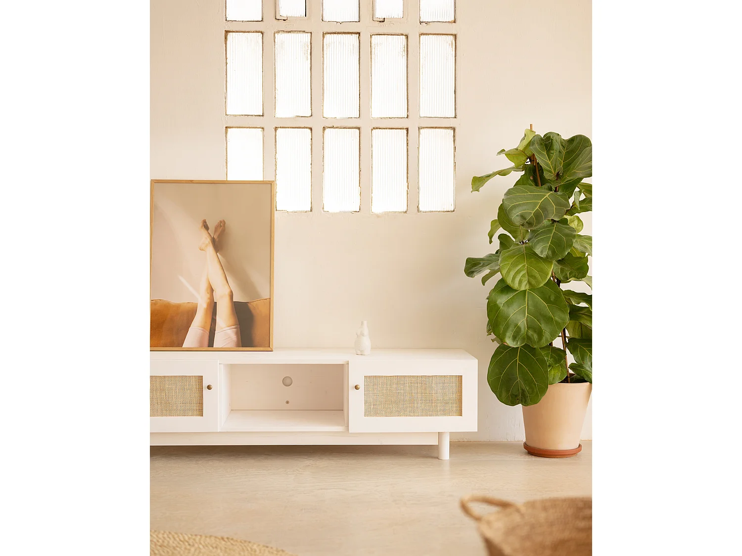 Meuble TV en bois de sapin et raphia avec 2 portes en blanc 150x40cm - FRIDA - DECOWOOD