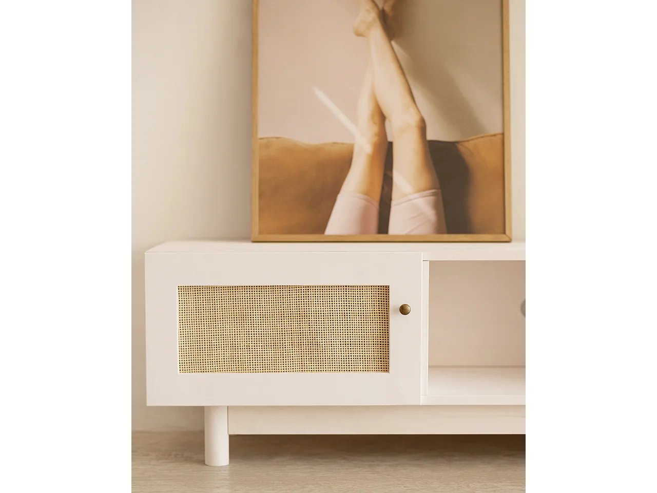 Meuble TV en bois de sapin et raphia avec 2 portes en blanc 150x40cm - FRIDA - DECOWOOD