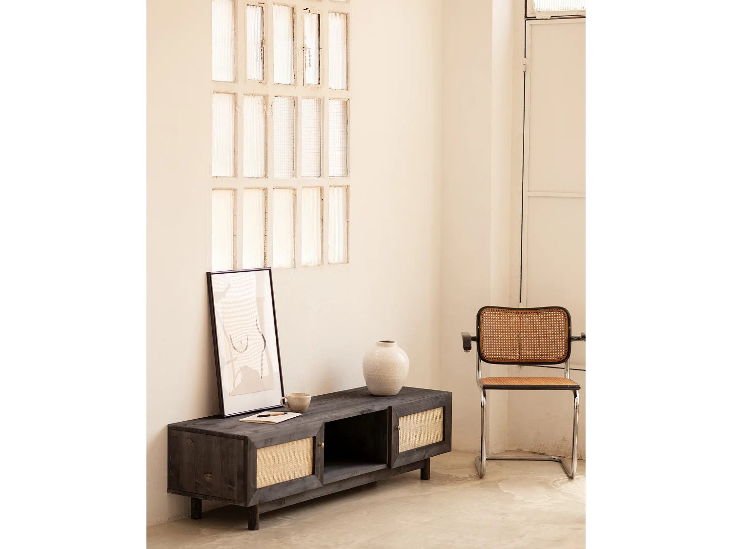 Meuble TV en bois de sapin et raphia avec 2 portes en noir 150x40cm - FRIDA - DECOWOOD