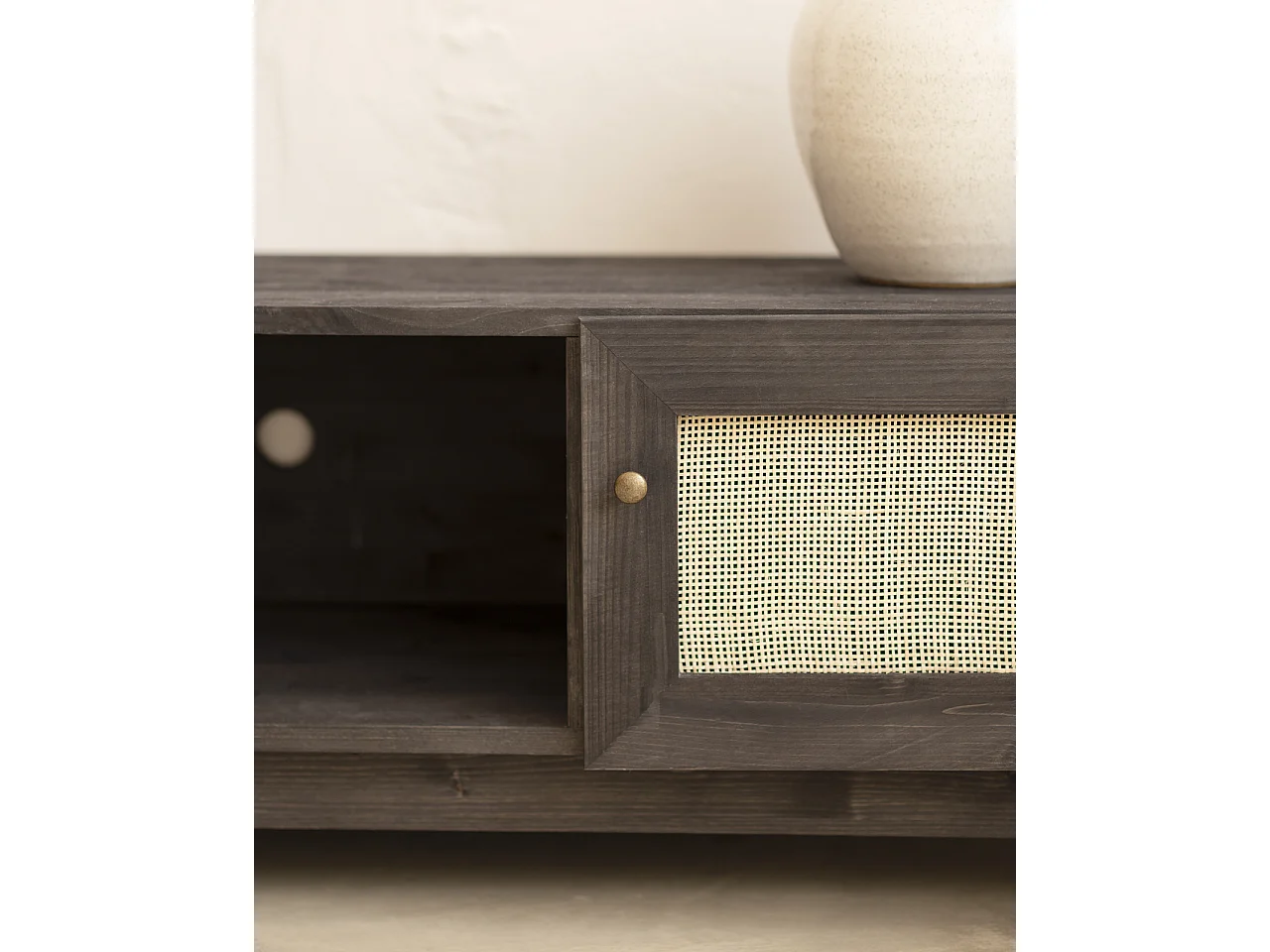 Meuble TV en bois de sapin et raphia avec 2 portes en noir 150x40cm - FRIDA - DECOWOOD