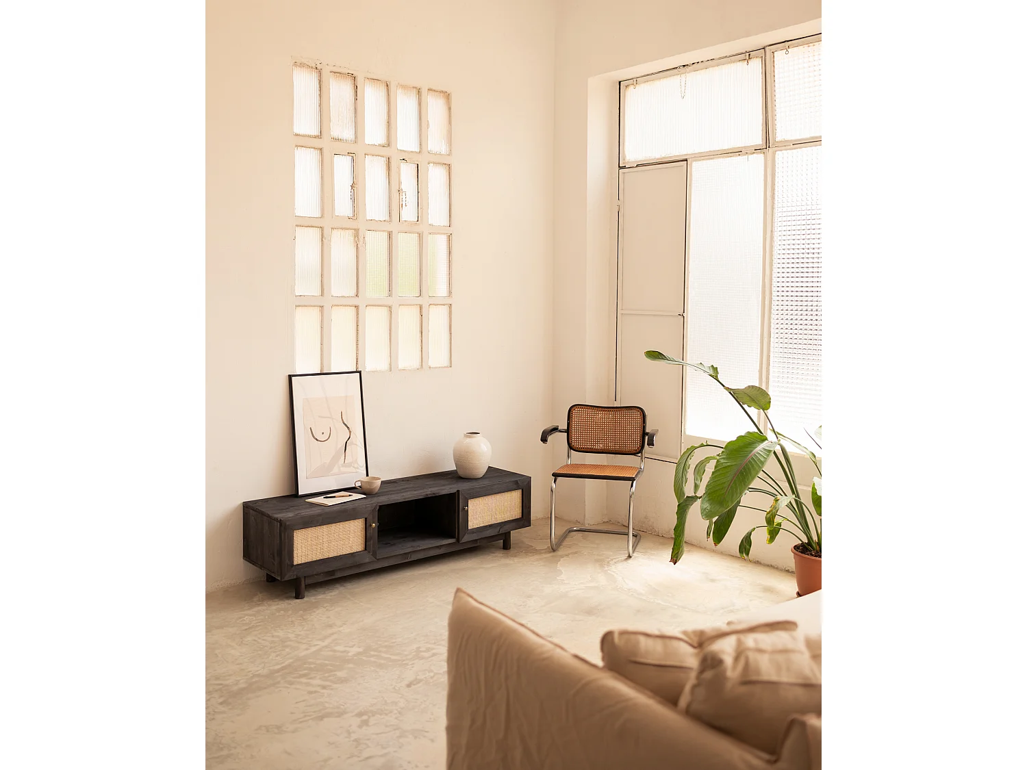 Meuble TV en bois de sapin et raphia avec 2 portes en noir 150x40cm - FRIDA - DECOWOOD