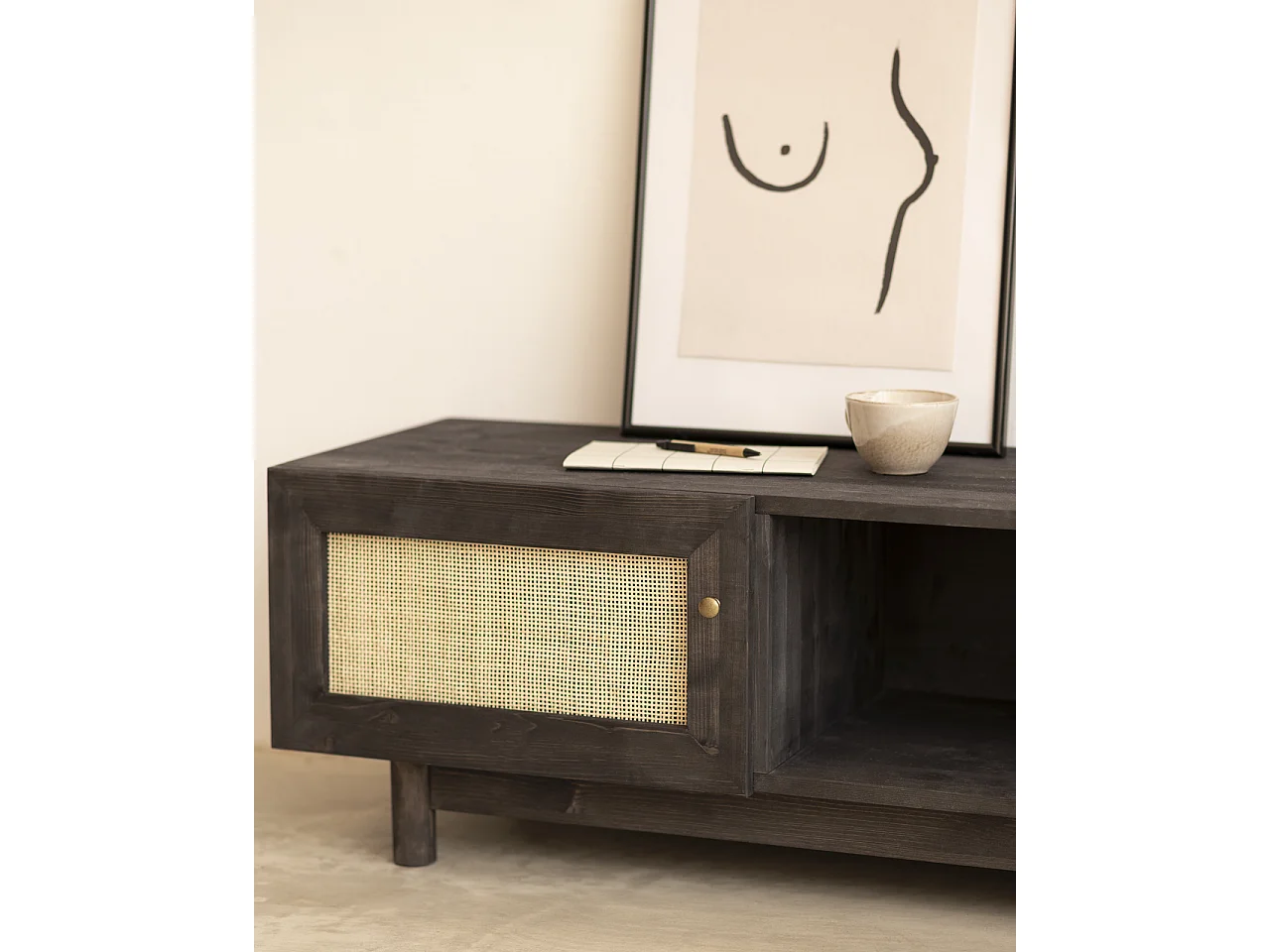 Meuble TV en bois de sapin et raphia avec 2 portes en noir 150x40cm - FRIDA - DECOWOOD