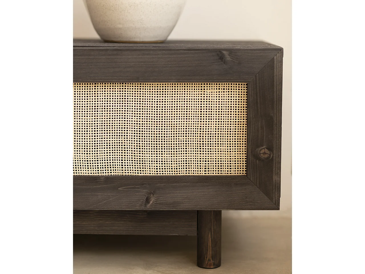 Meuble TV en bois de sapin et raphia avec 2 portes en noir 150x40cm - FRIDA - DECOWOOD