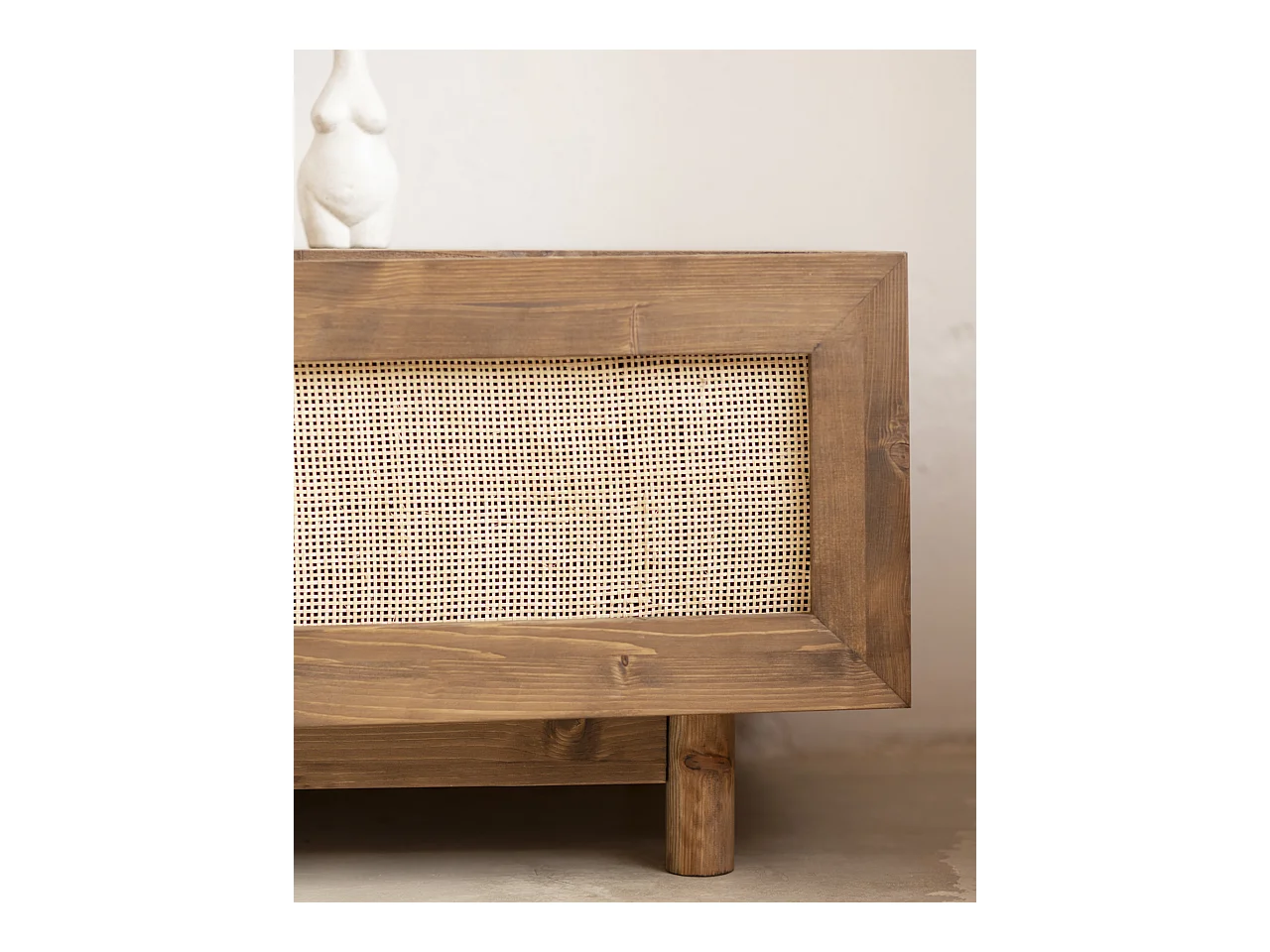 Meuble TV en bois de sapin et raphia 2 portes vieilli 150x40cm - FRIDA - DECOWOOD