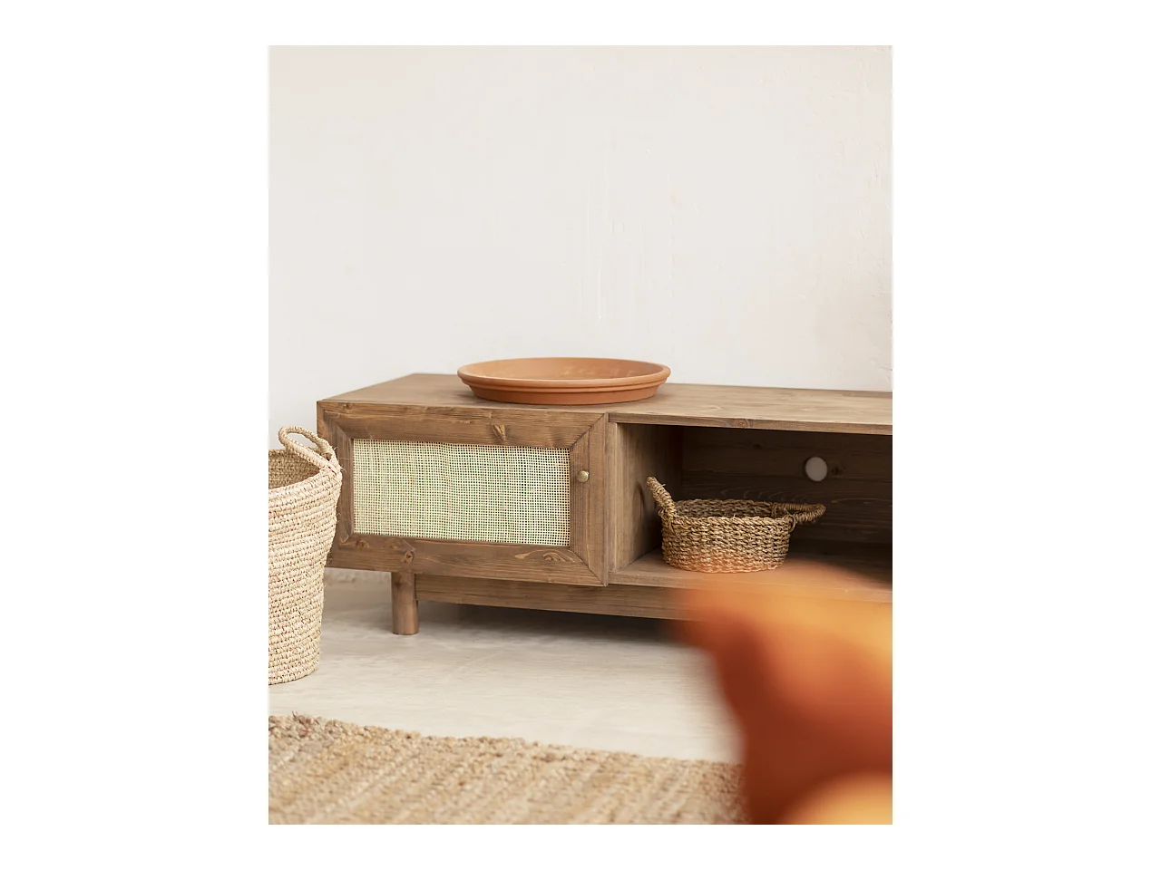 Meuble TV en bois de sapin et raphia 2 portes vieilli 150x40cm - FRIDA - DECOWOOD