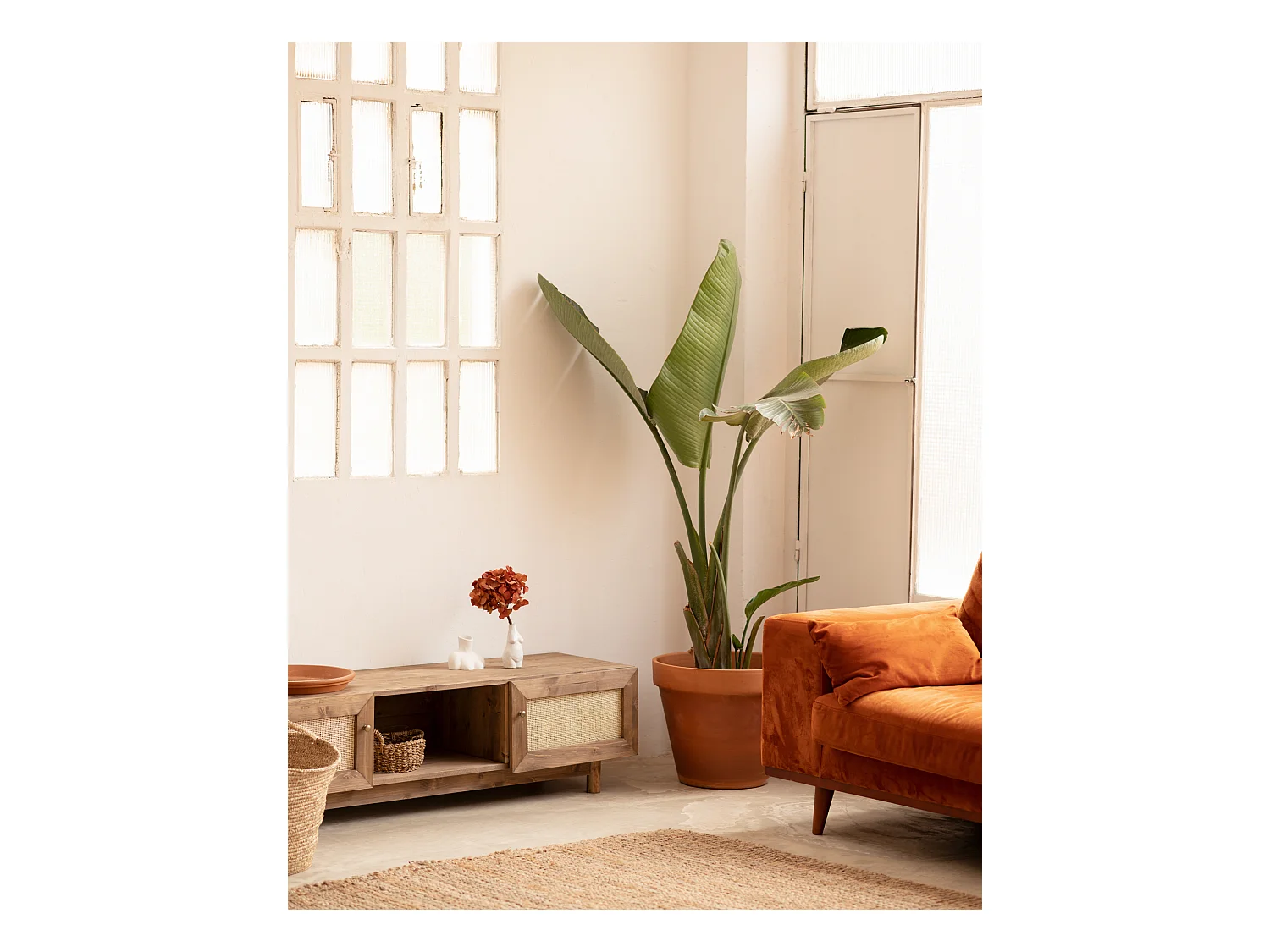 Meuble TV en bois de sapin et raphia 2 portes vieilli 150x40cm - FRIDA - DECOWOOD