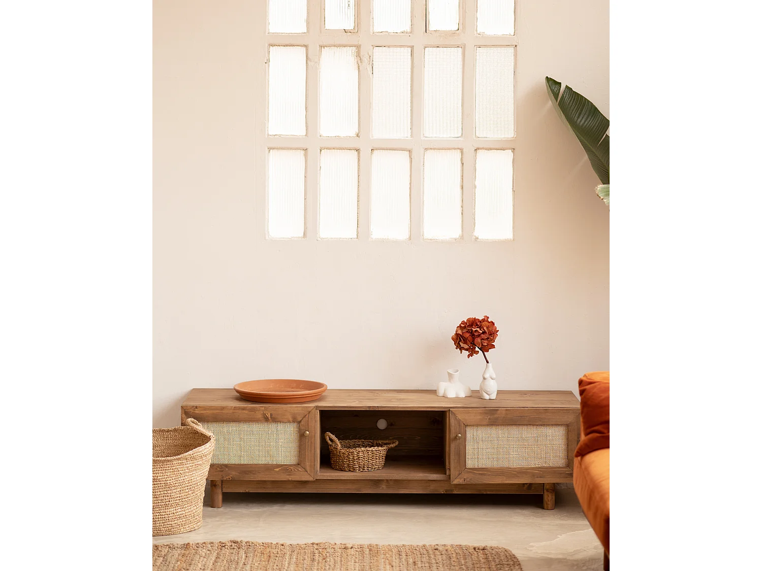 Meuble TV en bois de sapin et raphia 2 portes vieilli 150x40cm - FRIDA - DECOWOOD