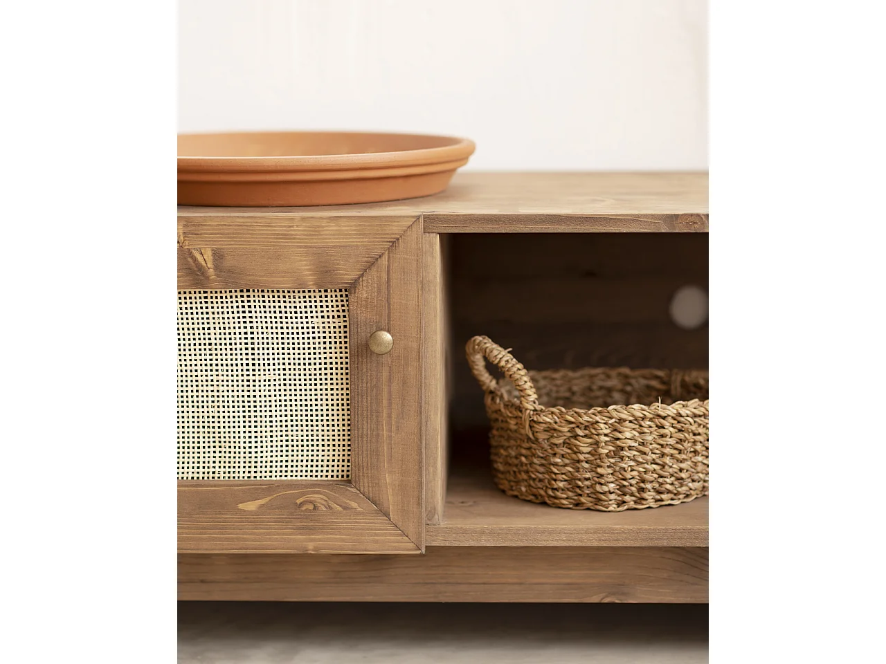 Meuble TV en bois de sapin et raphia 2 portes vieilli 150x40cm - FRIDA - DECOWOOD