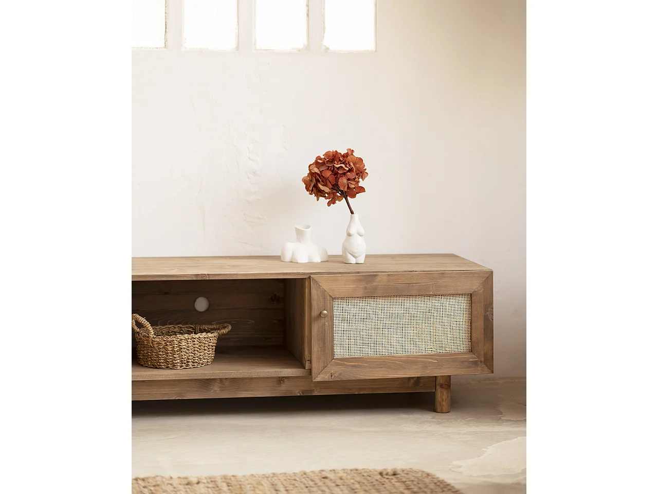 Meuble TV en bois de sapin et raphia 2 portes vieilli 150x40cm - FRIDA - DECOWOOD