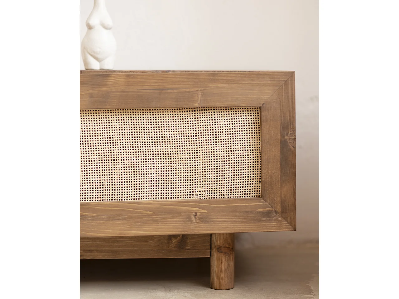 Meuble TV en bois de sapin et raphia 2 portes vieilli 150x40cm - FRIDA - DECOWOOD