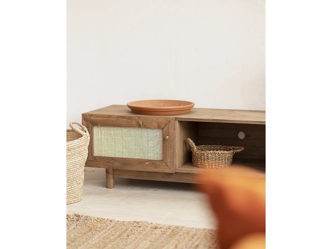 Meuble TV en bois de sapin et raphia 2 portes vieilli 150x40cm - FRIDA - DECOWOOD