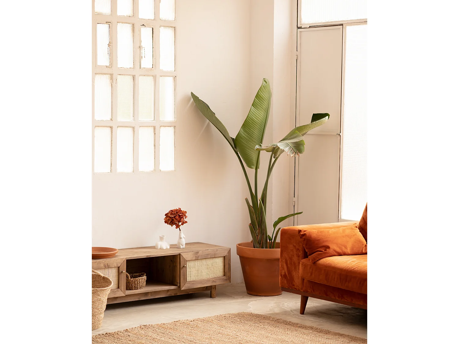 Meuble TV en bois de sapin et raphia 2 portes vieilli 150x40cm - FRIDA - DECOWOOD