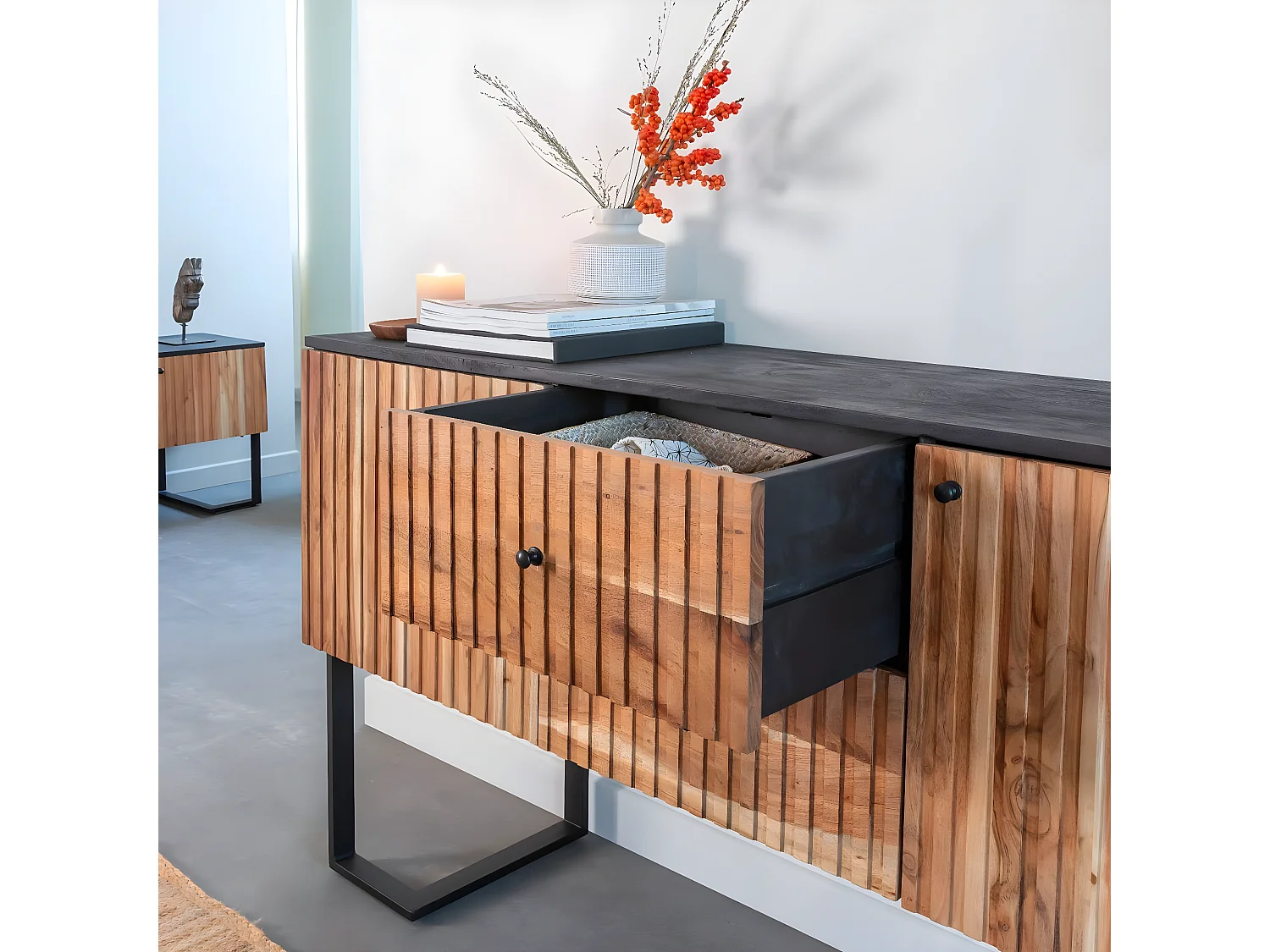Buffet de madera de acacia y metal Pippa - Diseño elegante y resistente para tu interior