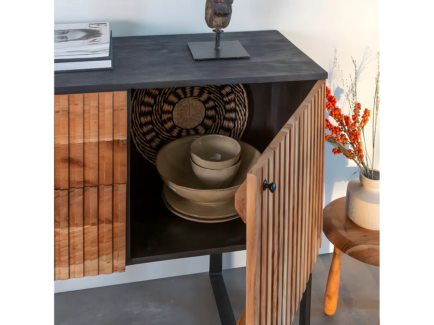 Buffet de madera de acacia y metal Pippa - Diseño elegante y resistente para tu interior