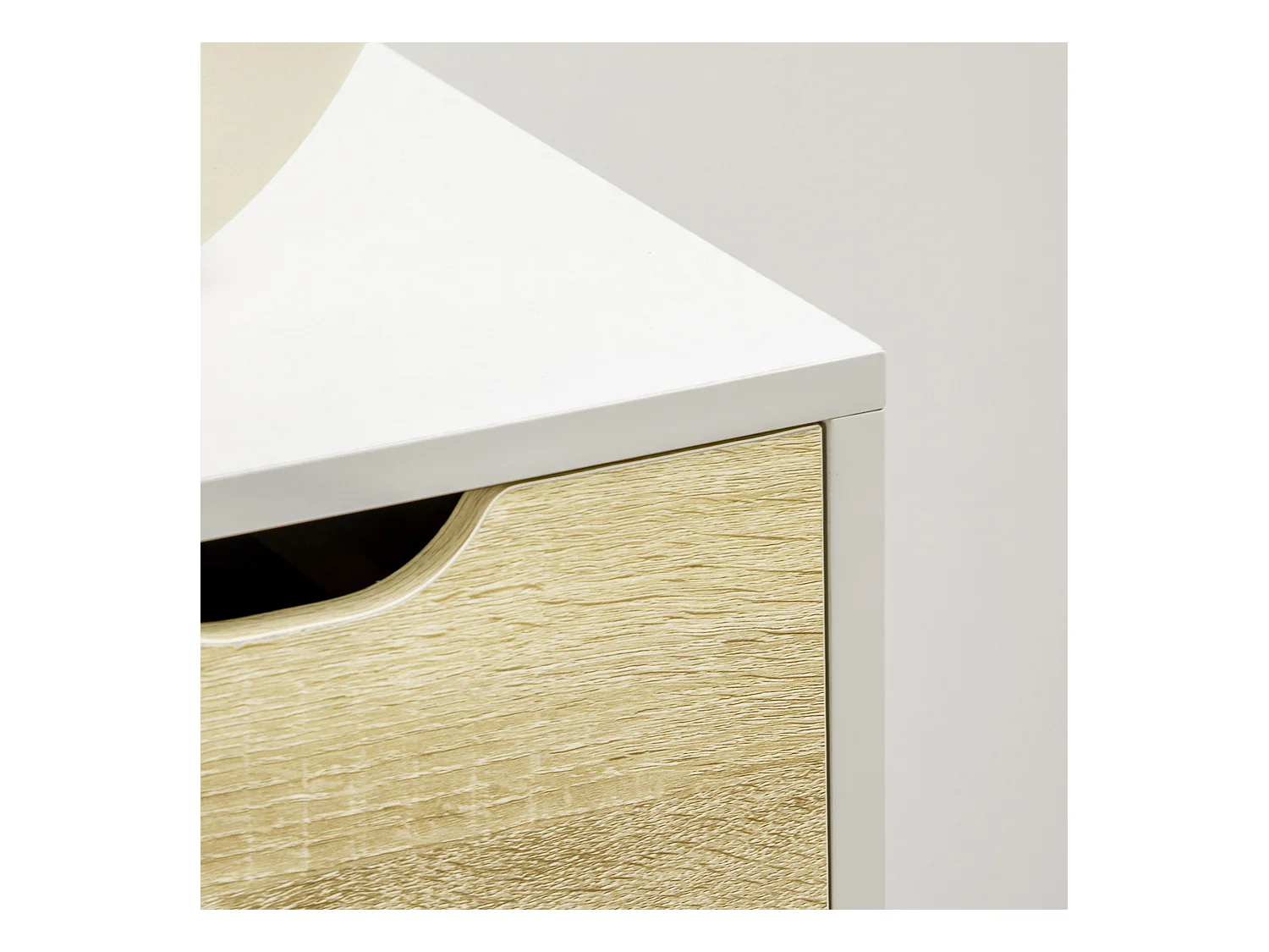 Commode design scandinave 5 tiroirs coulissants piètement bois effilé incliné panneaux blanc aspect bois clair