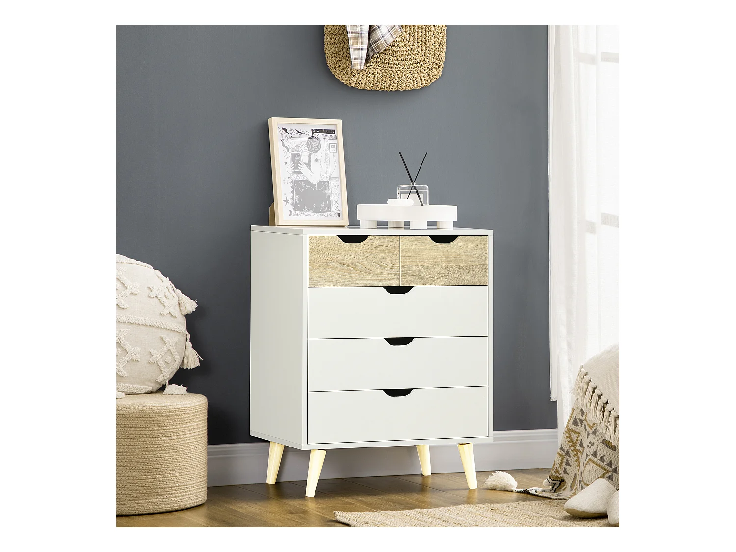 Commode design scandinave 5 tiroirs coulissants piètement bois effilé incliné panneaux blanc aspect bois clair