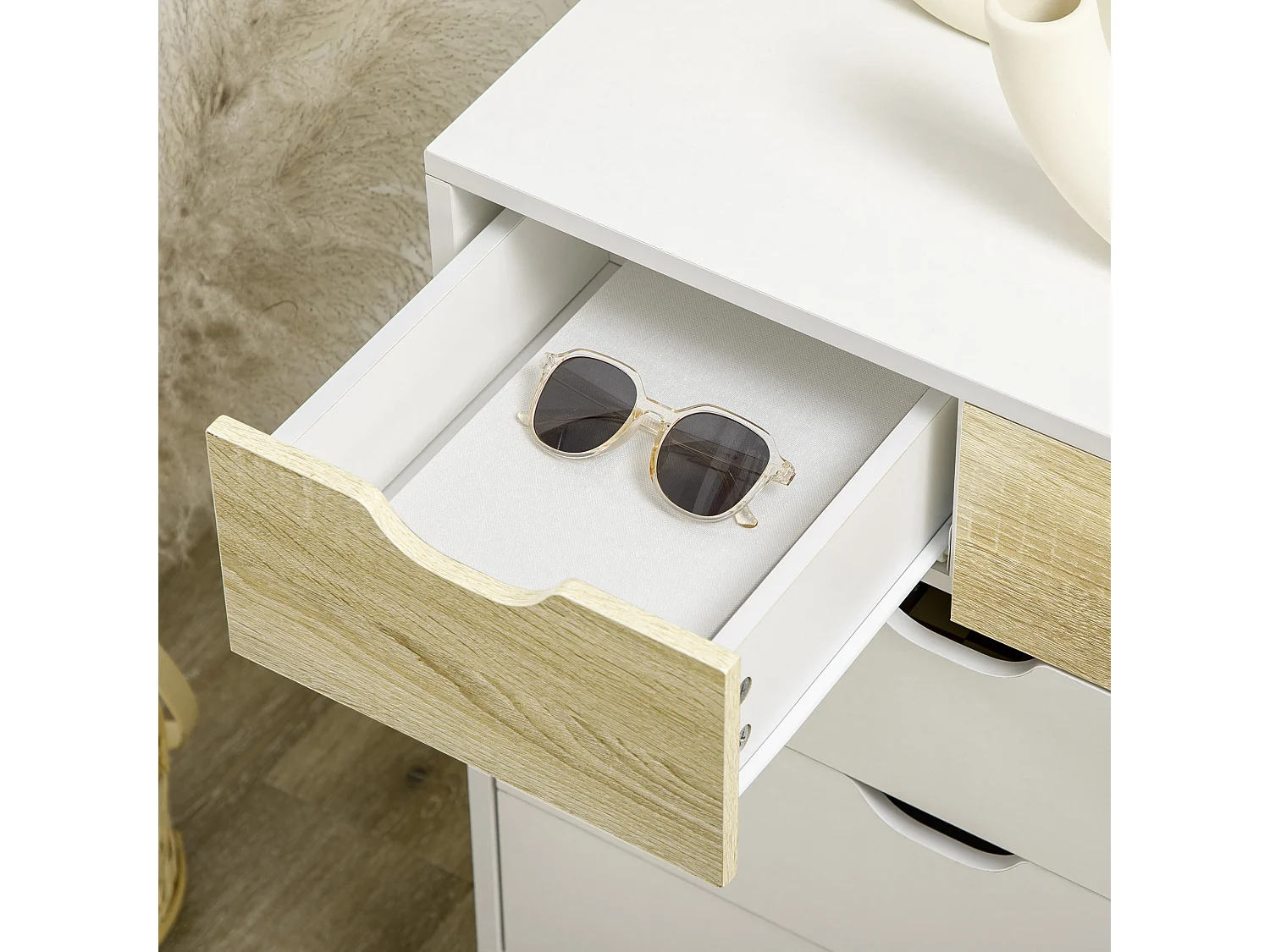 Commode design scandinave 5 tiroirs coulissants piètement bois effilé incliné panneaux blanc aspect bois clair