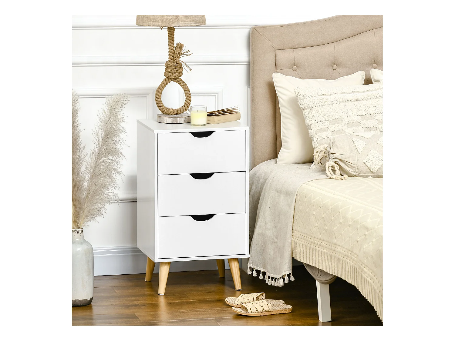 Meuble de rangement chiffonnier 3 tiroirs design scandinave piètement effilé incliné bois pin panneaux blanc