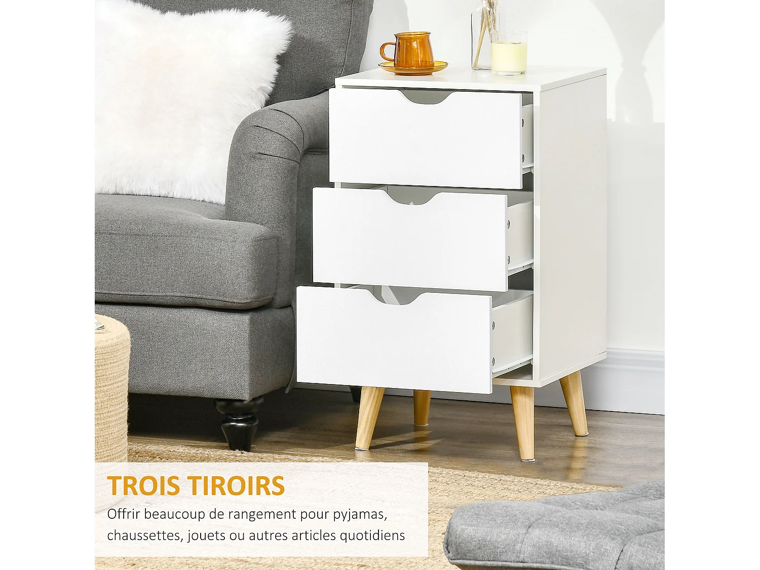 Meuble de rangement chiffonnier 3 tiroirs design scandinave piètement effilé incliné bois pin panneaux blanc