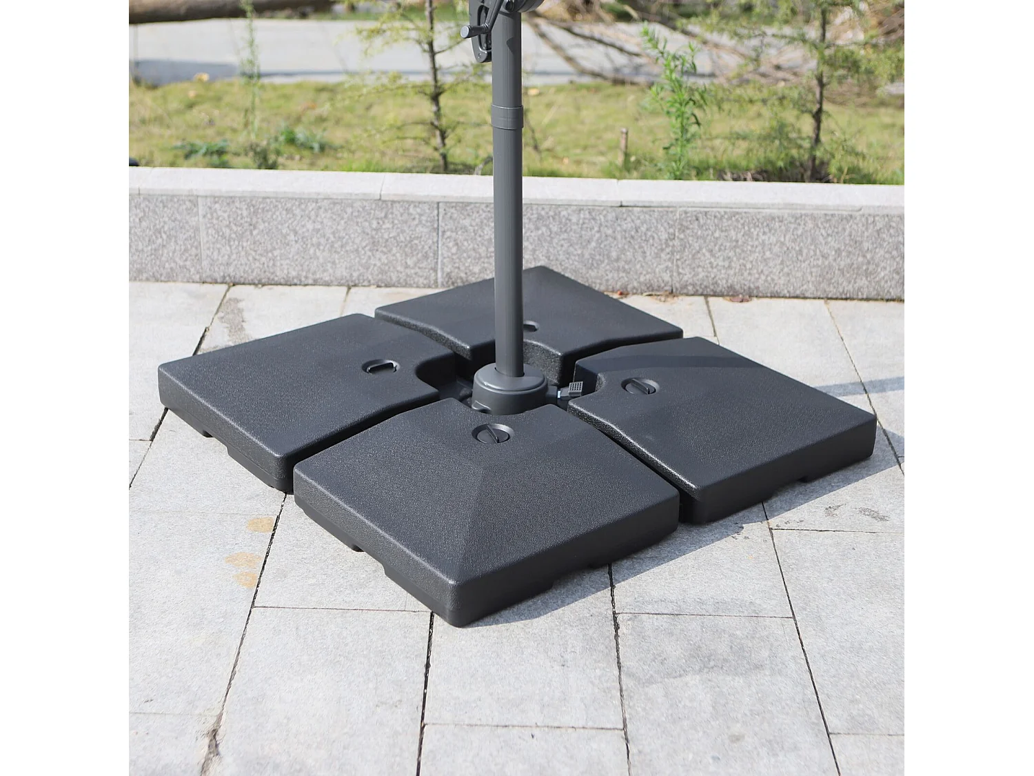 Lot de 4 poids de lestage carré pour parasols déportés dim. par dalle 51L x 51l x 12H cm polyéthylène haute densité noir