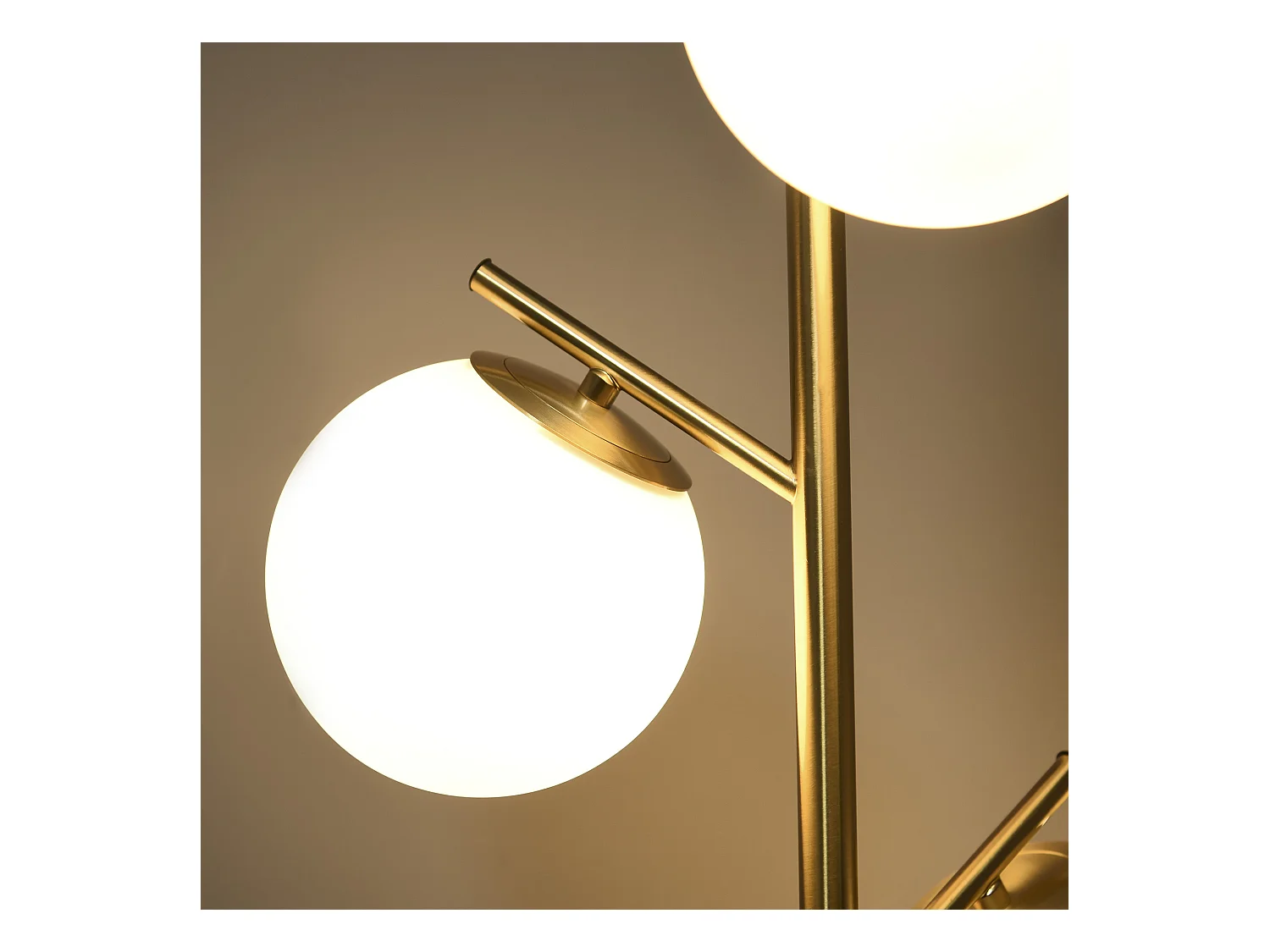Lampadaire globe design néo-rétro 3 ampoules max. 40 W 169H cm métal doré