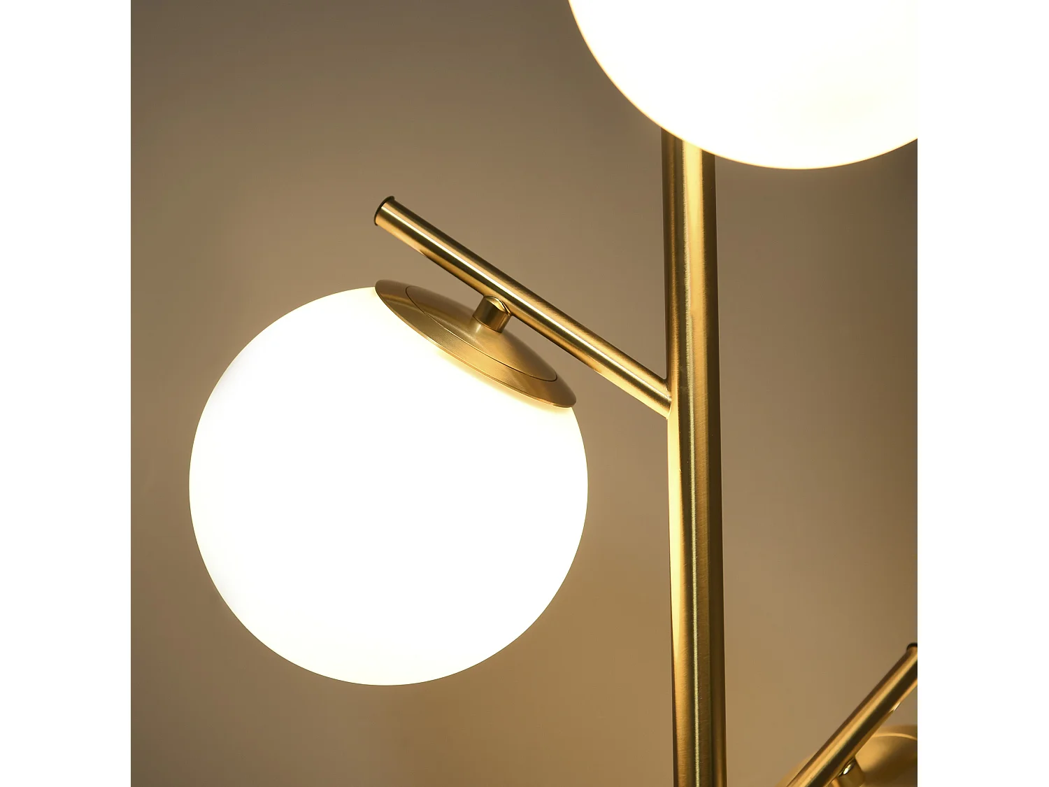 Lampadaire globe design néo-rétro 3 ampoules max. 40 W 169H cm métal doré