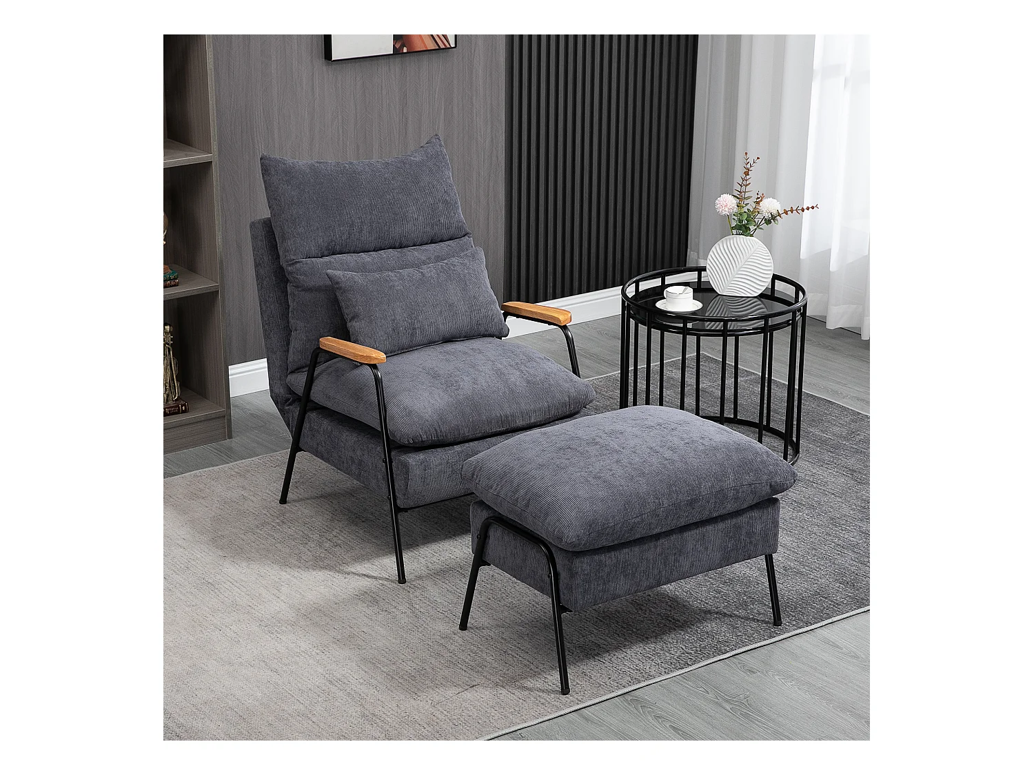 Fauteuil lounge style néo-rétro avec repose-pied - dossier inclinable - structure acier noir accoudoirs bois hévéa revêtement velours cotelé gris