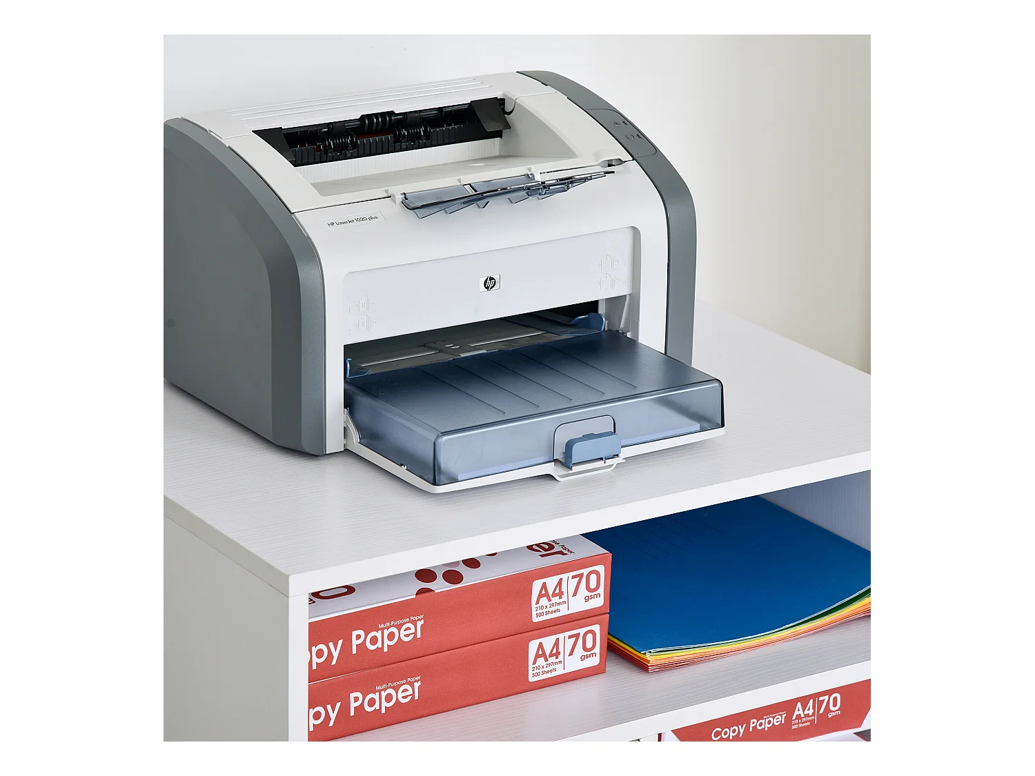 HOMCOM Support d'imprimante organiseur bureau caisson placard porte 3 niches + grand plateau panneaux particules blanc