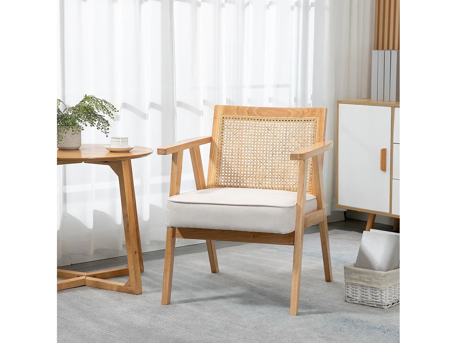 Fauteuil lounge avec coussin - dossier en cannage - assise profonde - accoudoirs - structure bois hévéa - aspect lin beige