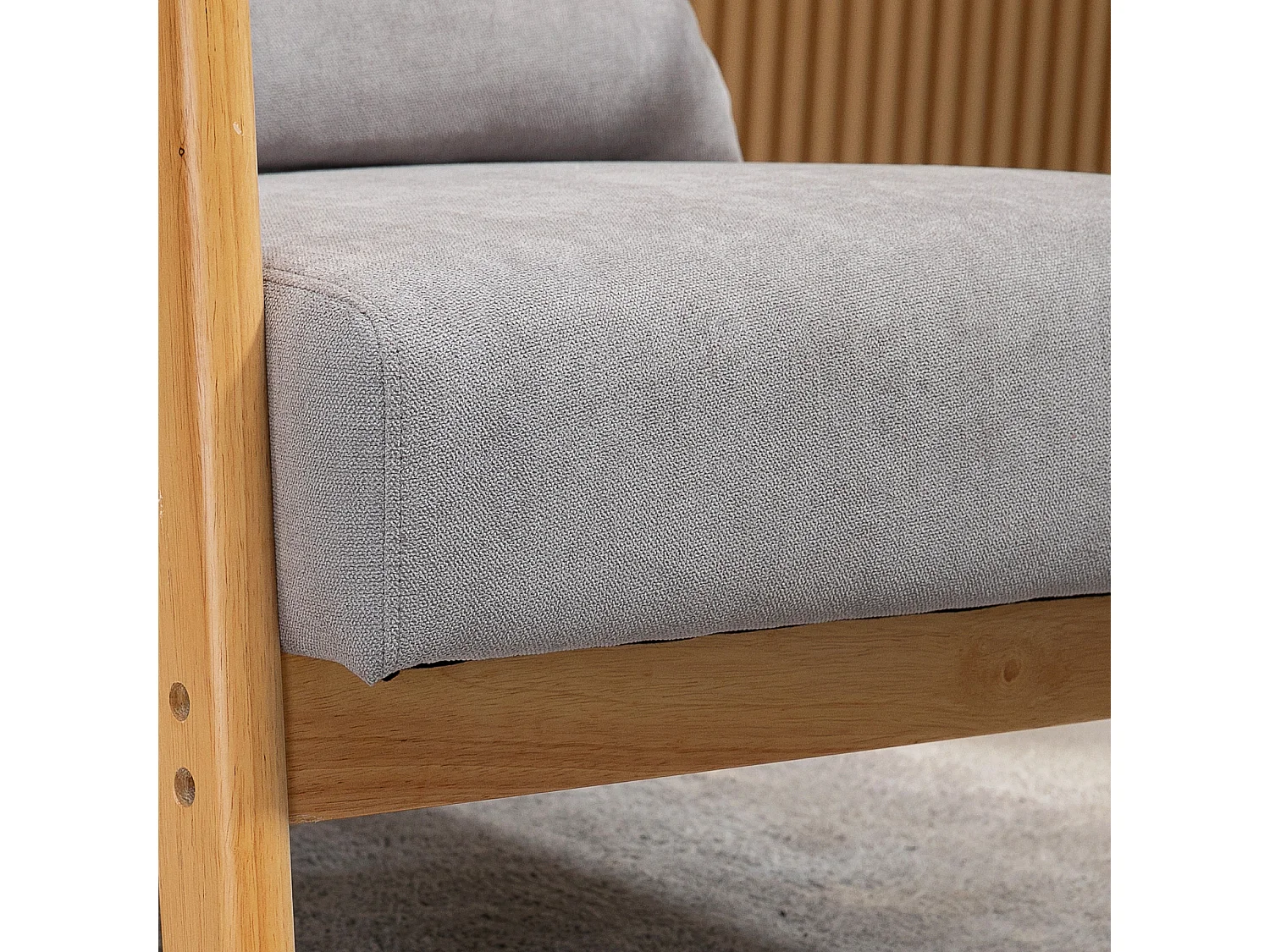 Fauteuil lounge - 3 coussins inclus - assise profonde - accoudoirs - structure bois hévéa - aspect velours gris