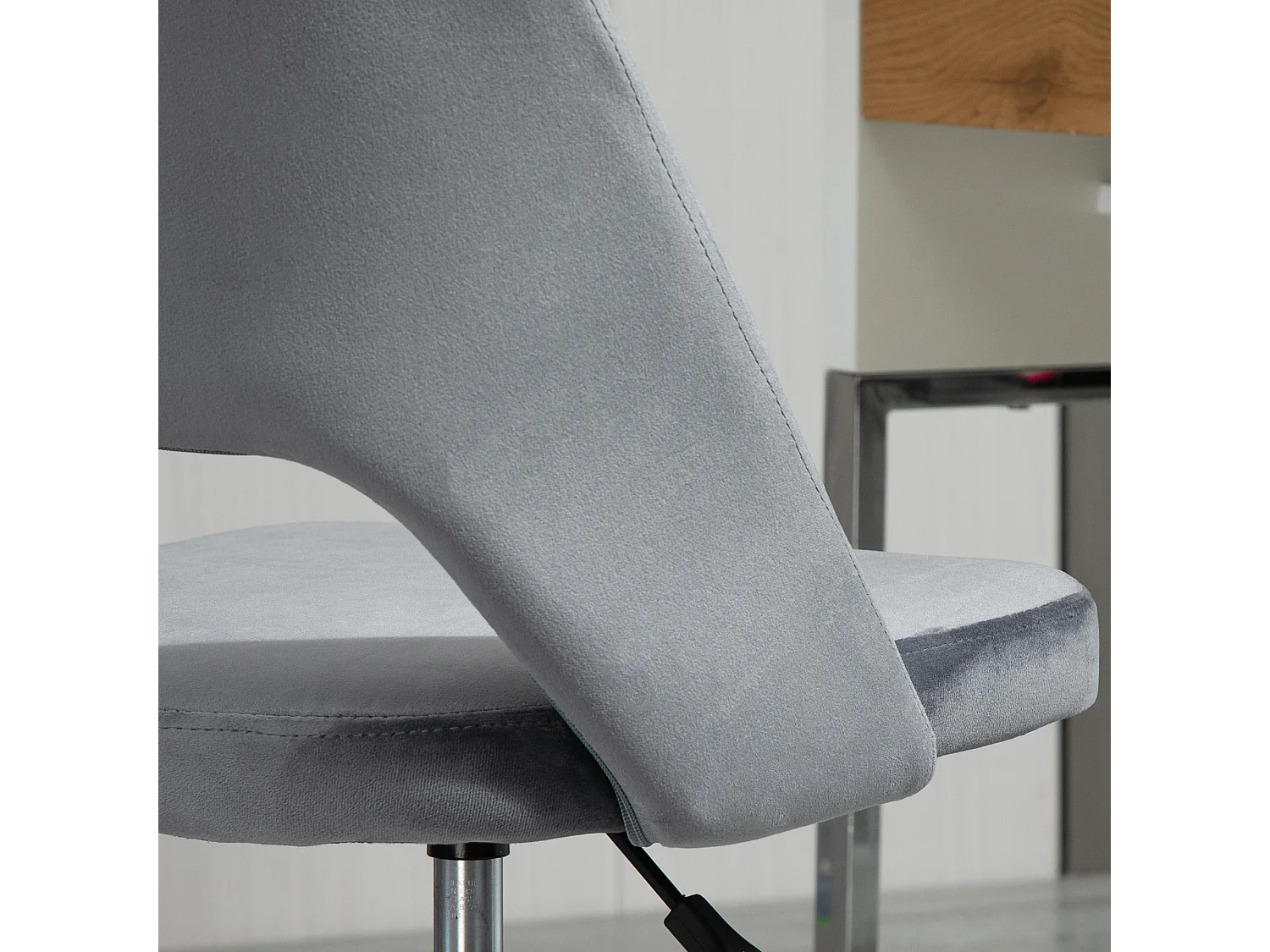 Chaise de bureau design contemporain dossier ergonomique ajouré strié hauteur réglable pivotante 360° piètement chromé velours gris