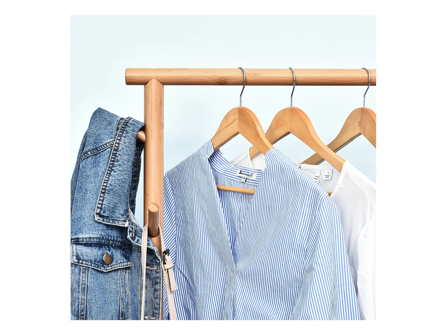 HOMCOM Porte-manteaux meuble d'entrée vestiaire penderie avec miroir 4 patères 2 niches dim. 100L x 34l x 164H cm MDF blanc bois massif bambou