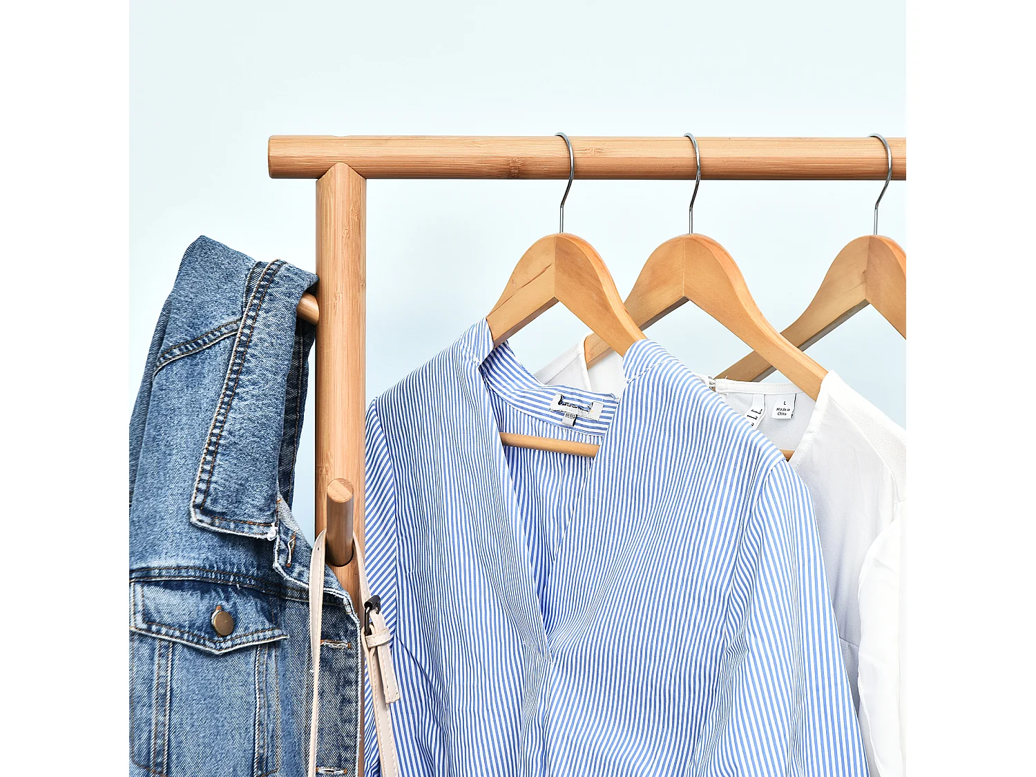 HOMCOM Porte-manteaux meuble d'entrée vestiaire penderie avec miroir 4 patères 2 niches dim. 100L x 34l x 164H cm MDF blanc bois massif bambou