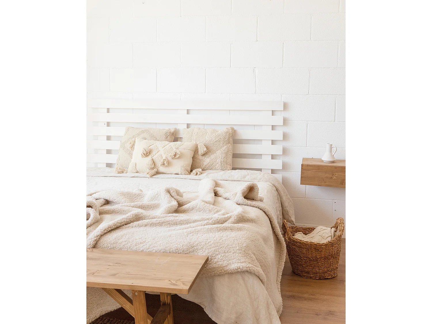 Cabecero de cama de madera maciza en tono blanco de 140x73cm - BRUMA - DECOWOOD