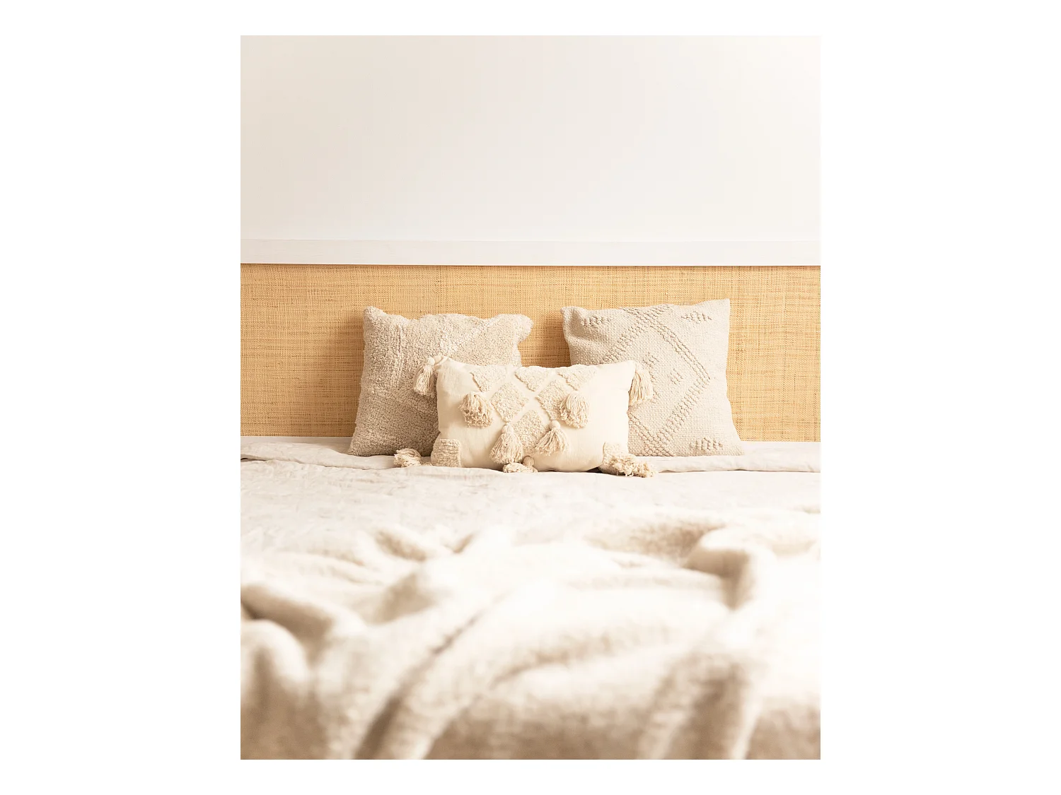 Testiera del letto in legno massello e rafia in tono bianco 140x60cm - ELLEN RAFIA - DECOWOOD