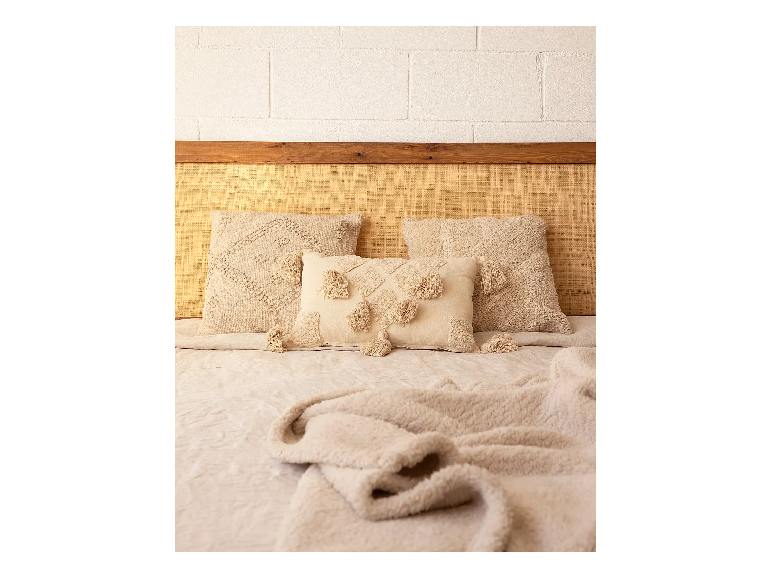 Cabecero de cama de madera maciza y rafia en tono roble oscuro de 180x60cm - ELLEN RAFIA - DECOWOOD