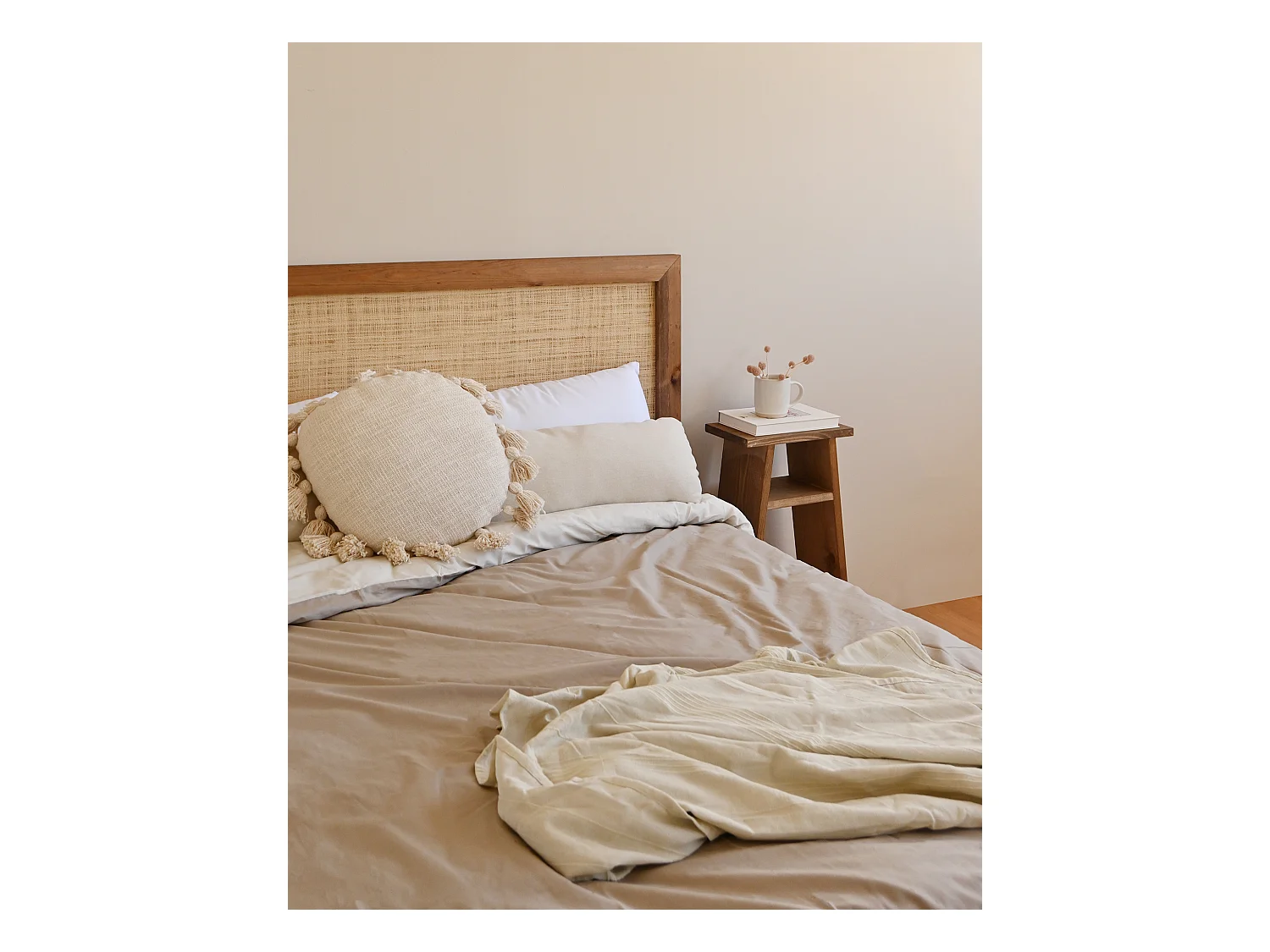 Cabecero de cama de madera maciza y rafia en tono roble oscuro de 180x60cm - ELLEN RAFIA - DECOWOOD