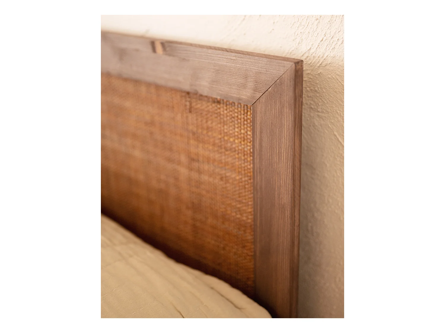 Cabecero de cama de madera maciza y rafia en tono nogal de 200x60cm - OLIVIA - DECOWOOD